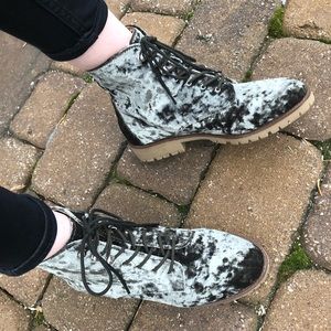 🏔 Green Velvet Ankle Boots